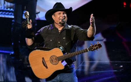 Garth Brooks was married to Sandy Mahl.